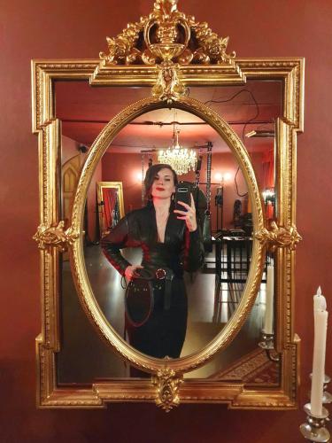 Mistress Elena DerFemdom